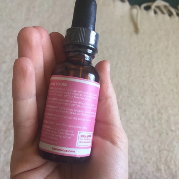 Leven Rose Carrot Seed Oil - Picture 2 of 4